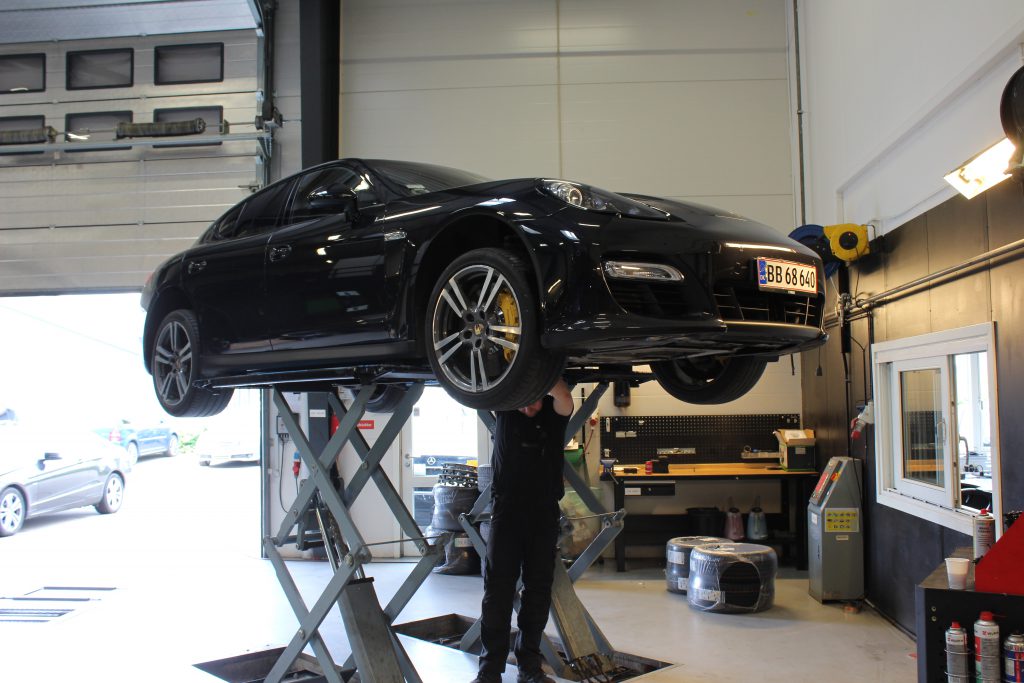 Porsche Panamera forbi til vedligeholdelse
